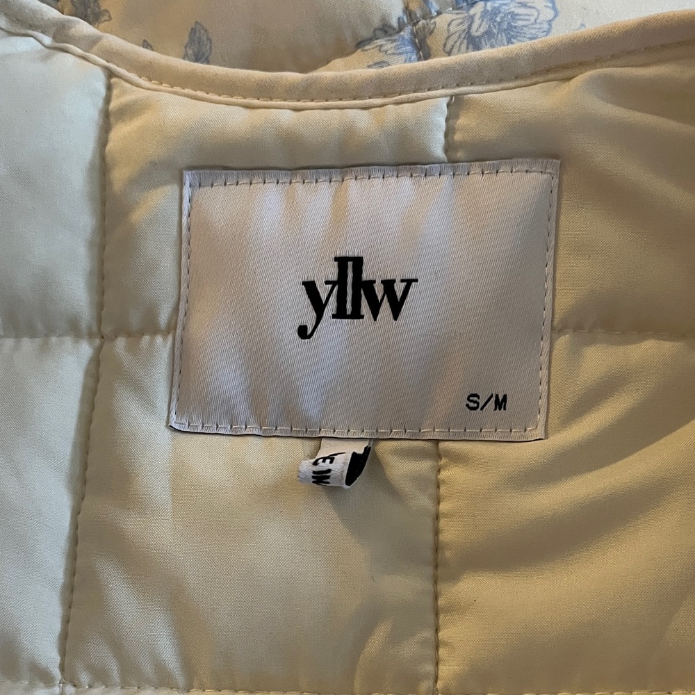 YLLW the Label Carrington Wrap Vest Size S/M cream & blue quilted floral toile - Picture 5 of 8